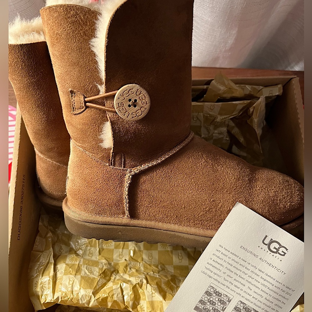 Ugg Bailey Button size 6 Chestnut